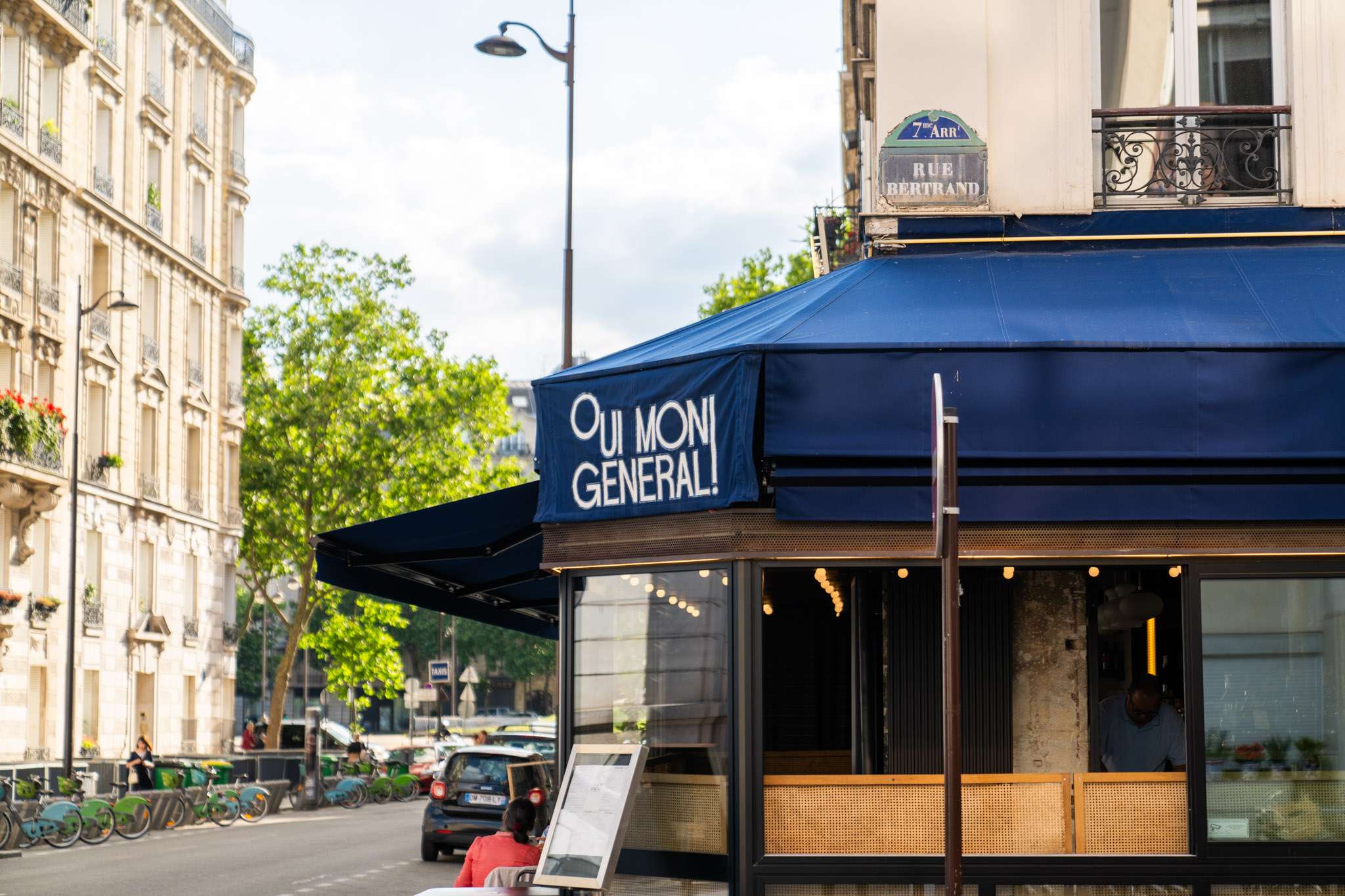 Devanture bleu bistro Oui mon général et plaque de rue Betrand Paris 7