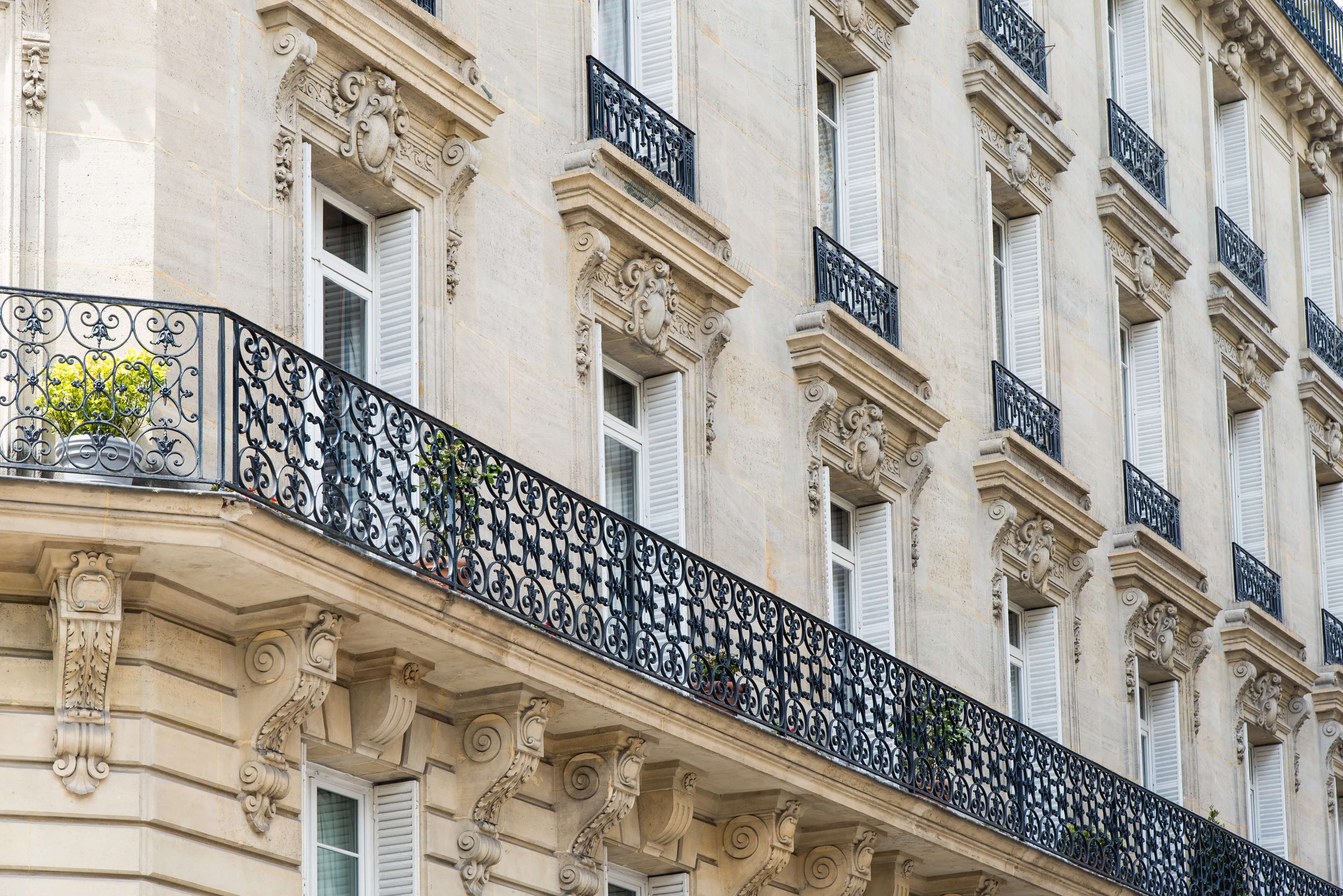 immeuble haussmannien balcon filant Paris