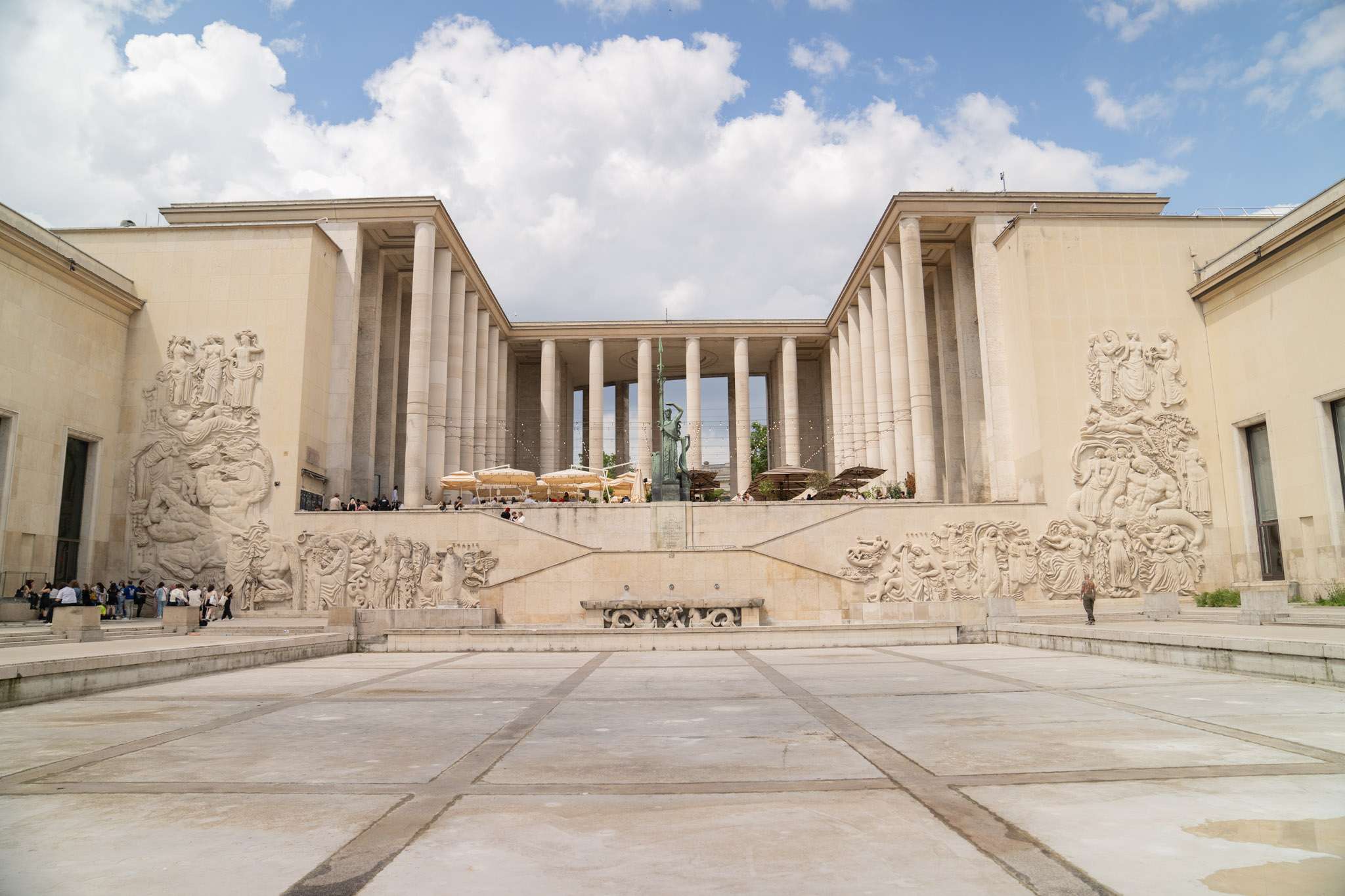 Esplanade et terrasse du Palais de Tokyo à paris