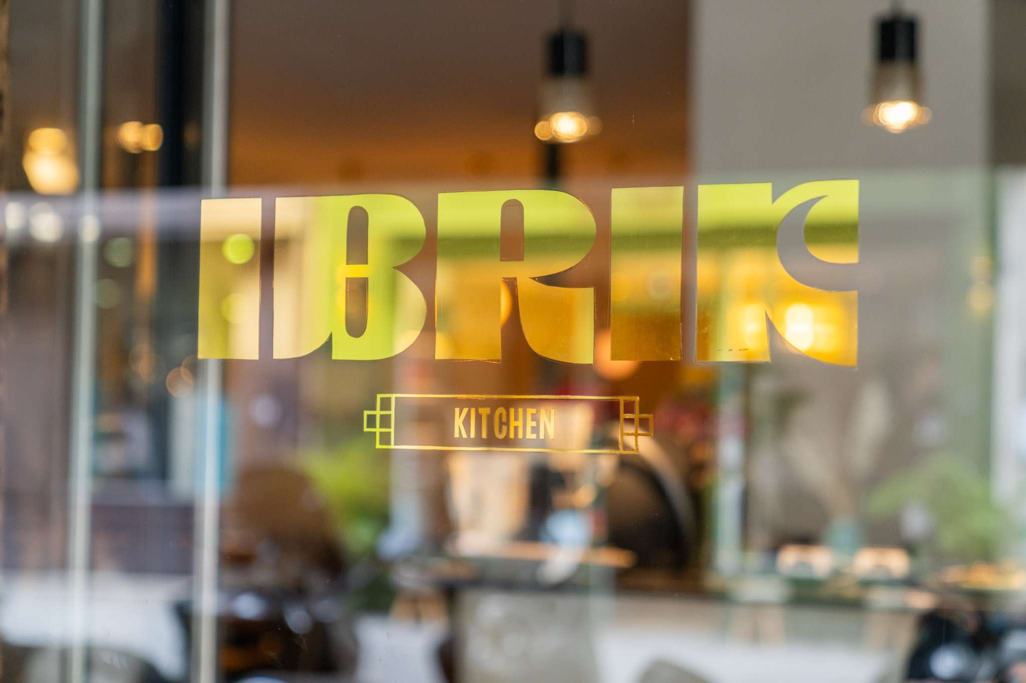 Ibric Kitchen paris logo doré sur vitrine 