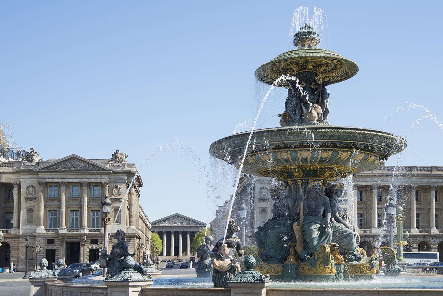  La fontaine des fleuves du côté de la rue Royale à Paris place de la concorde