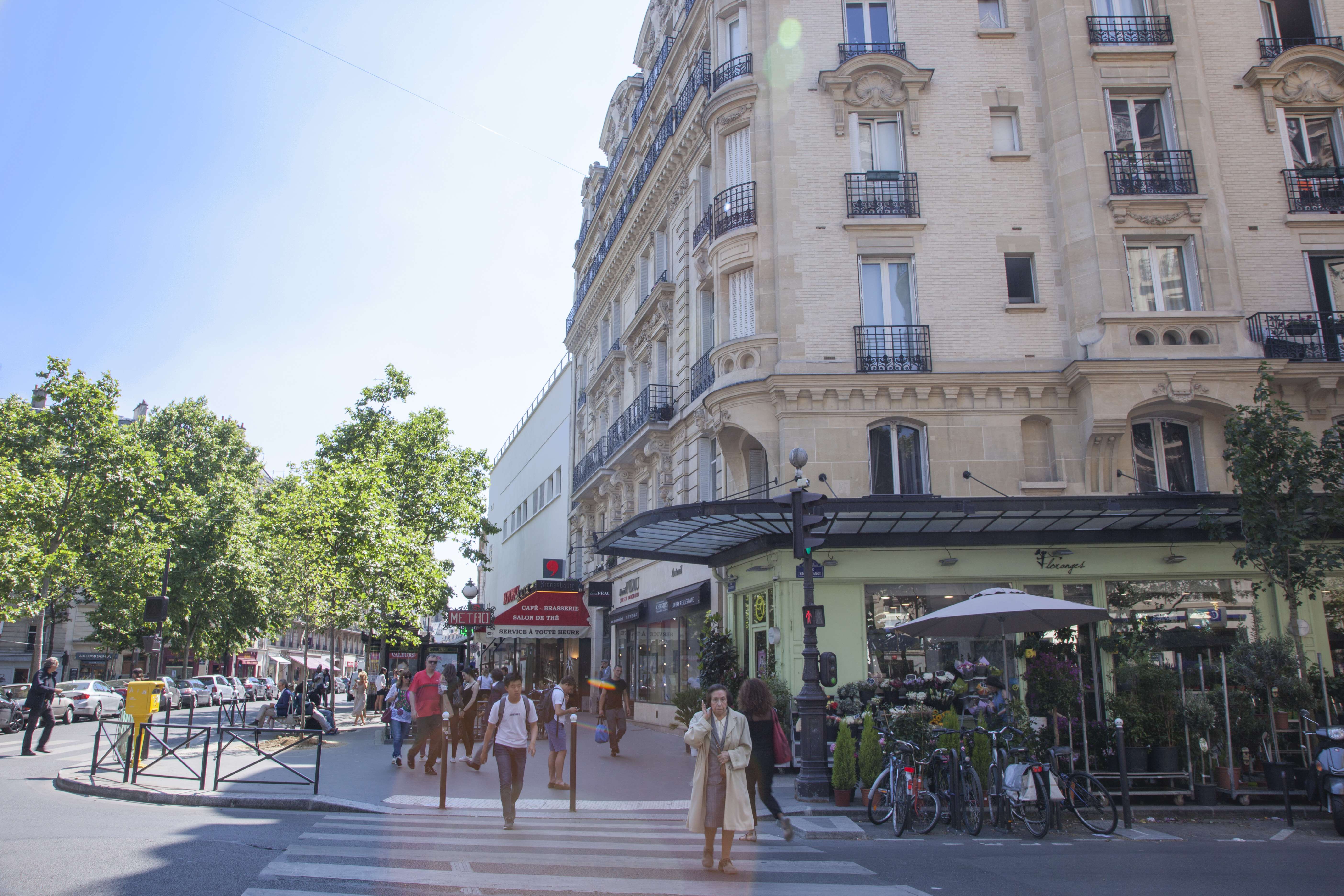 Photo sortie de metro auteuil passage piéton et brasserie parisienne