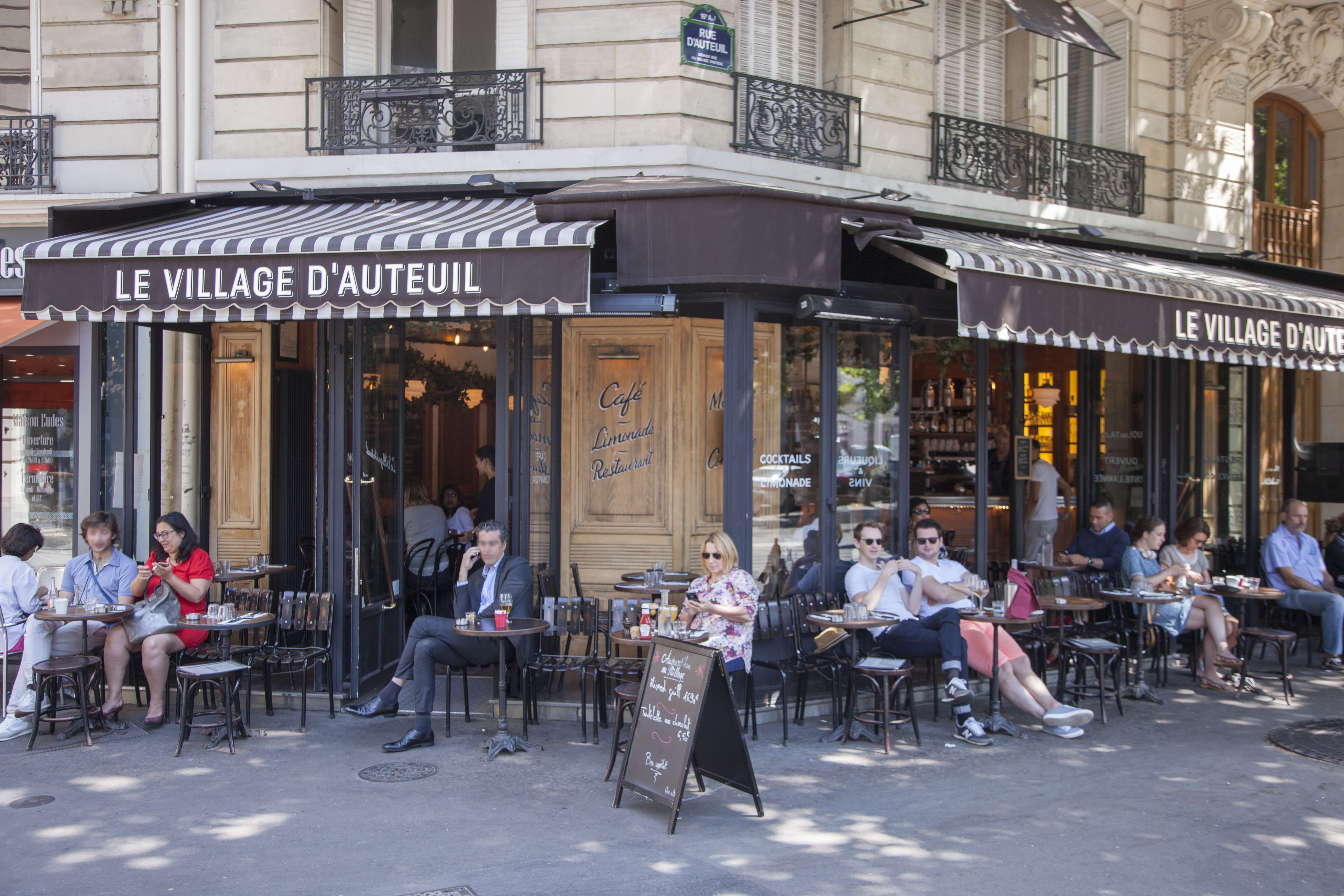 Photo devanture terrasse animée brasserie le village d'auteuil paris 