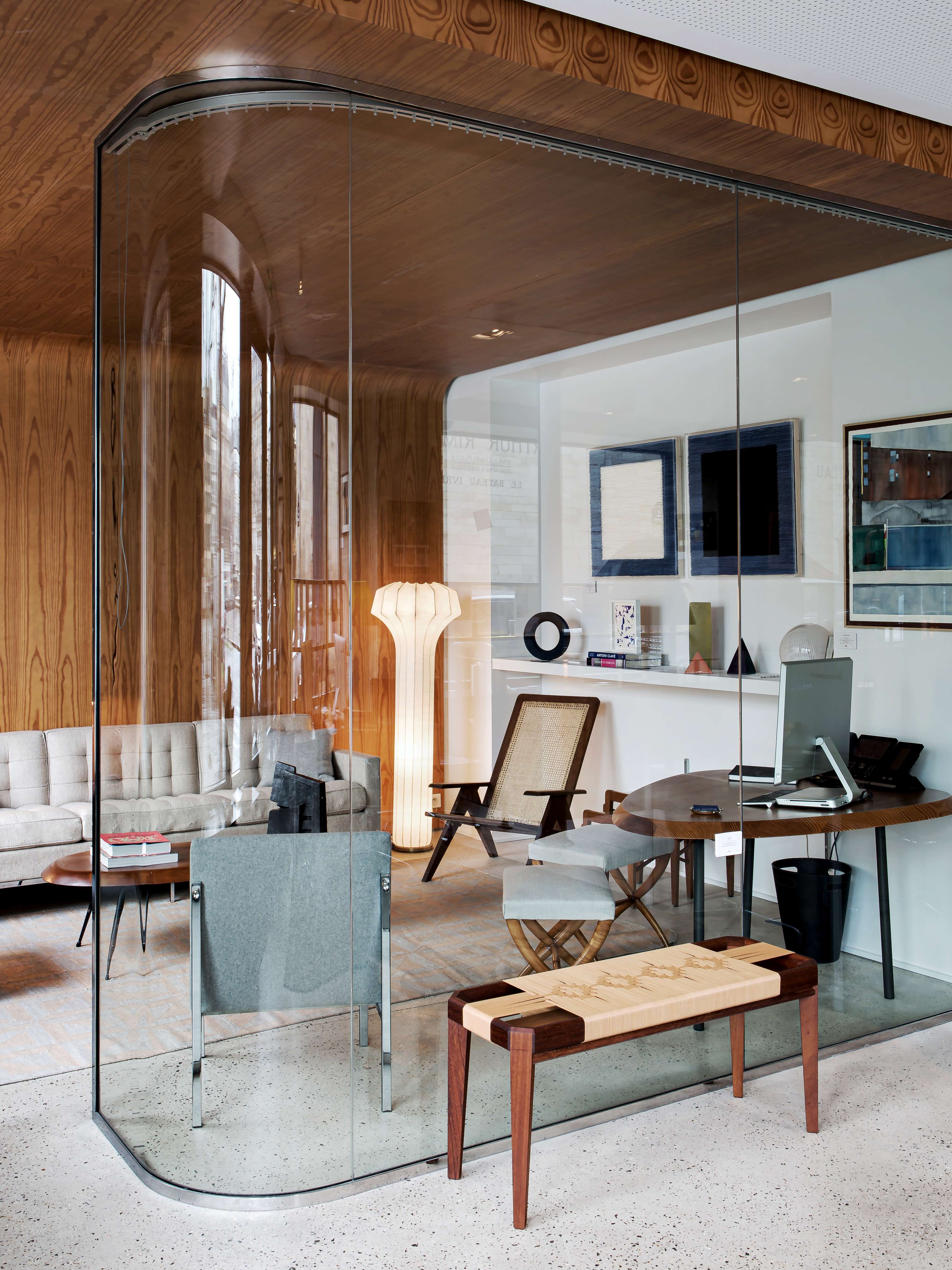 Décoration Intérieur bureau parisien mur et plafond bois et verre incurvé