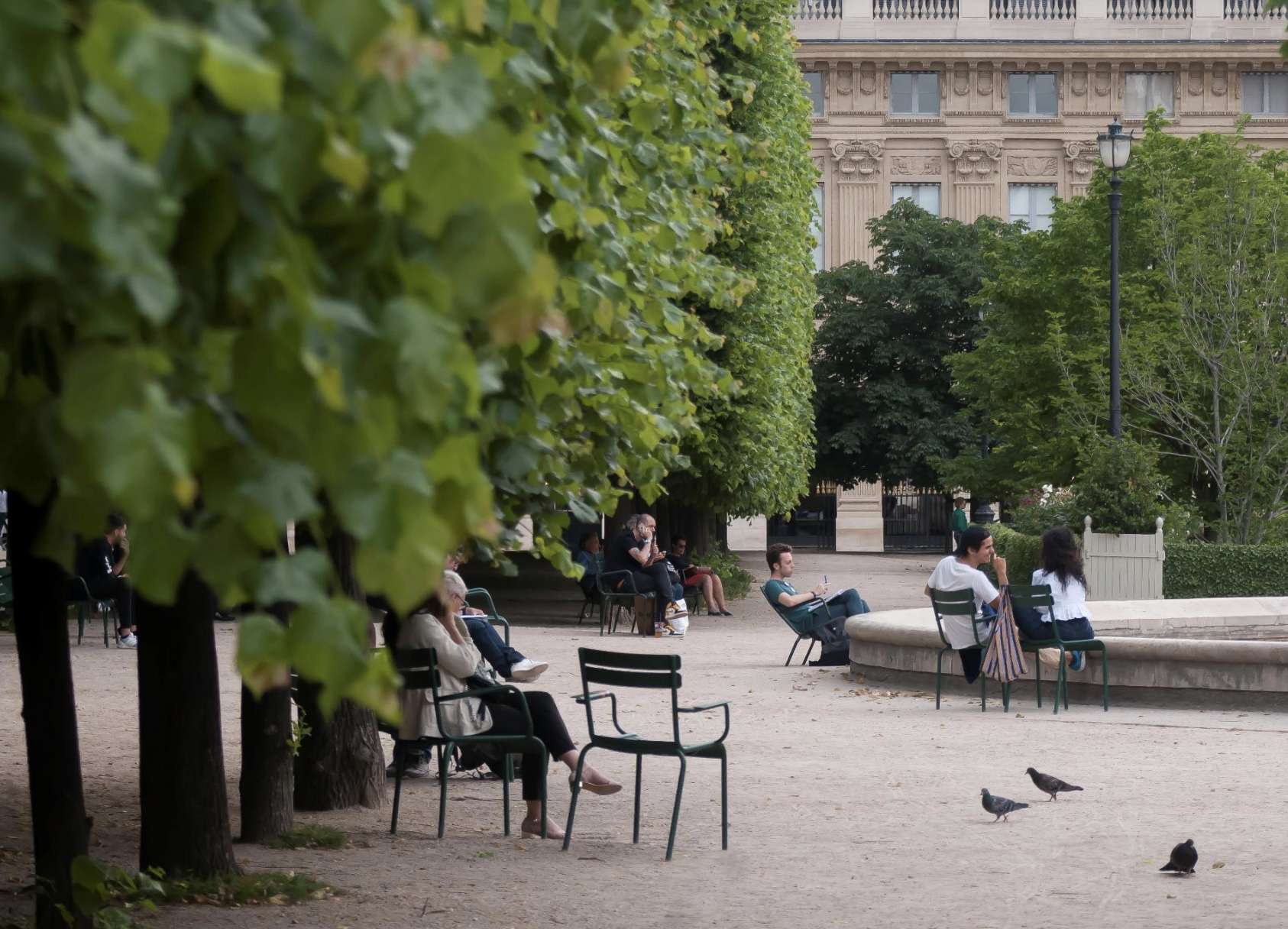 Chaises et fontaine palais royal paris 