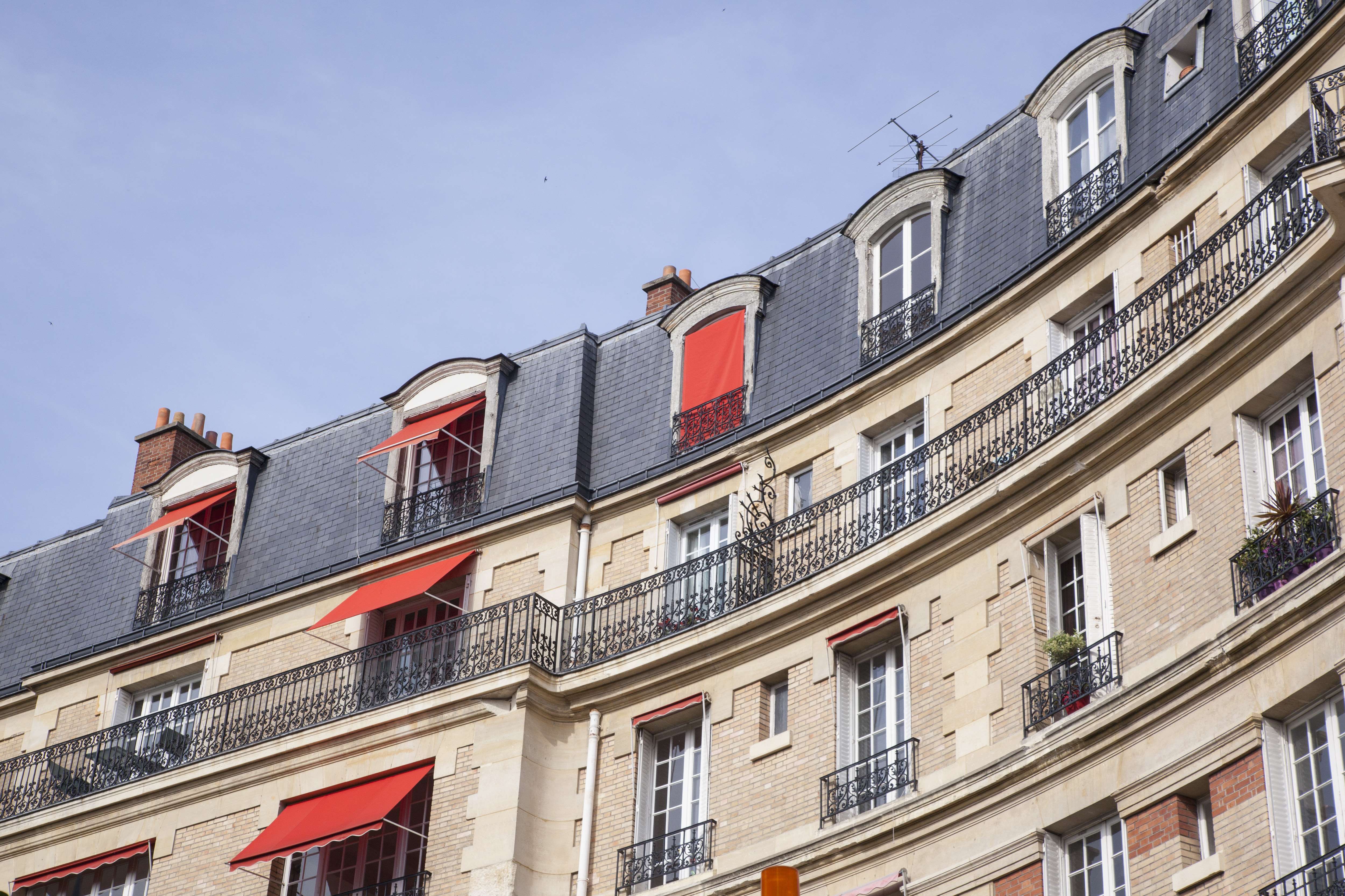 Façade immeuble avec stores rouges auteuil paris 16