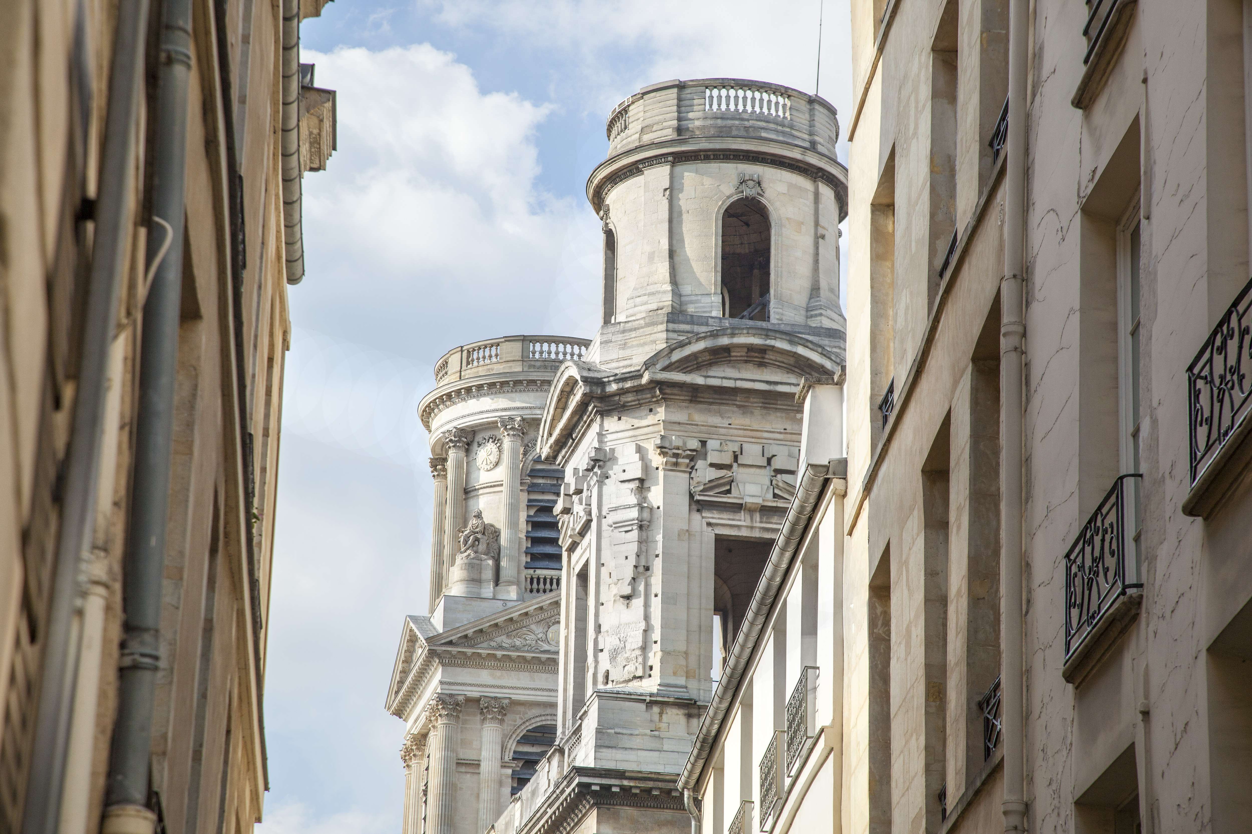 Vue de l'église Saint Sulpice depuis une rue de paris