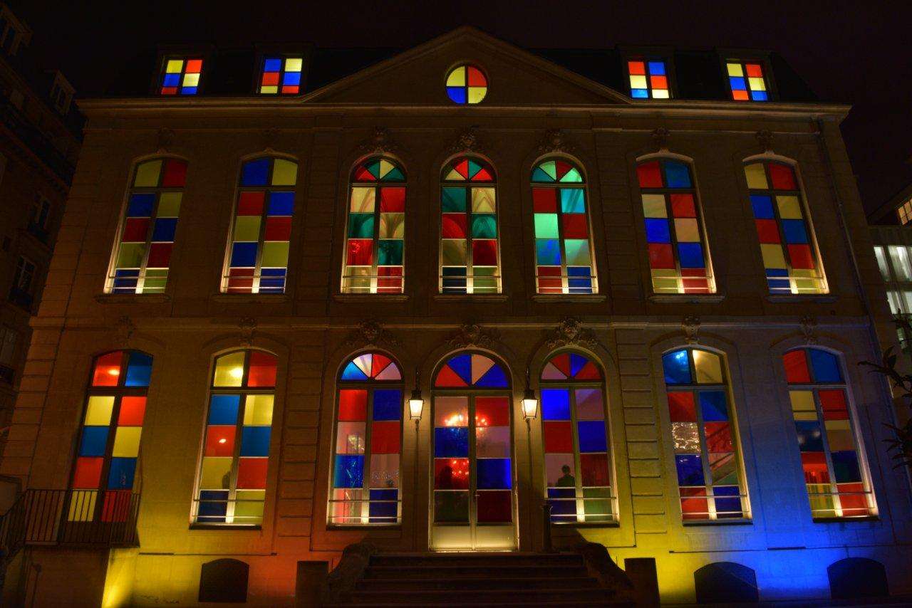 Facade hotel particulier avec fenetre façon vitraux