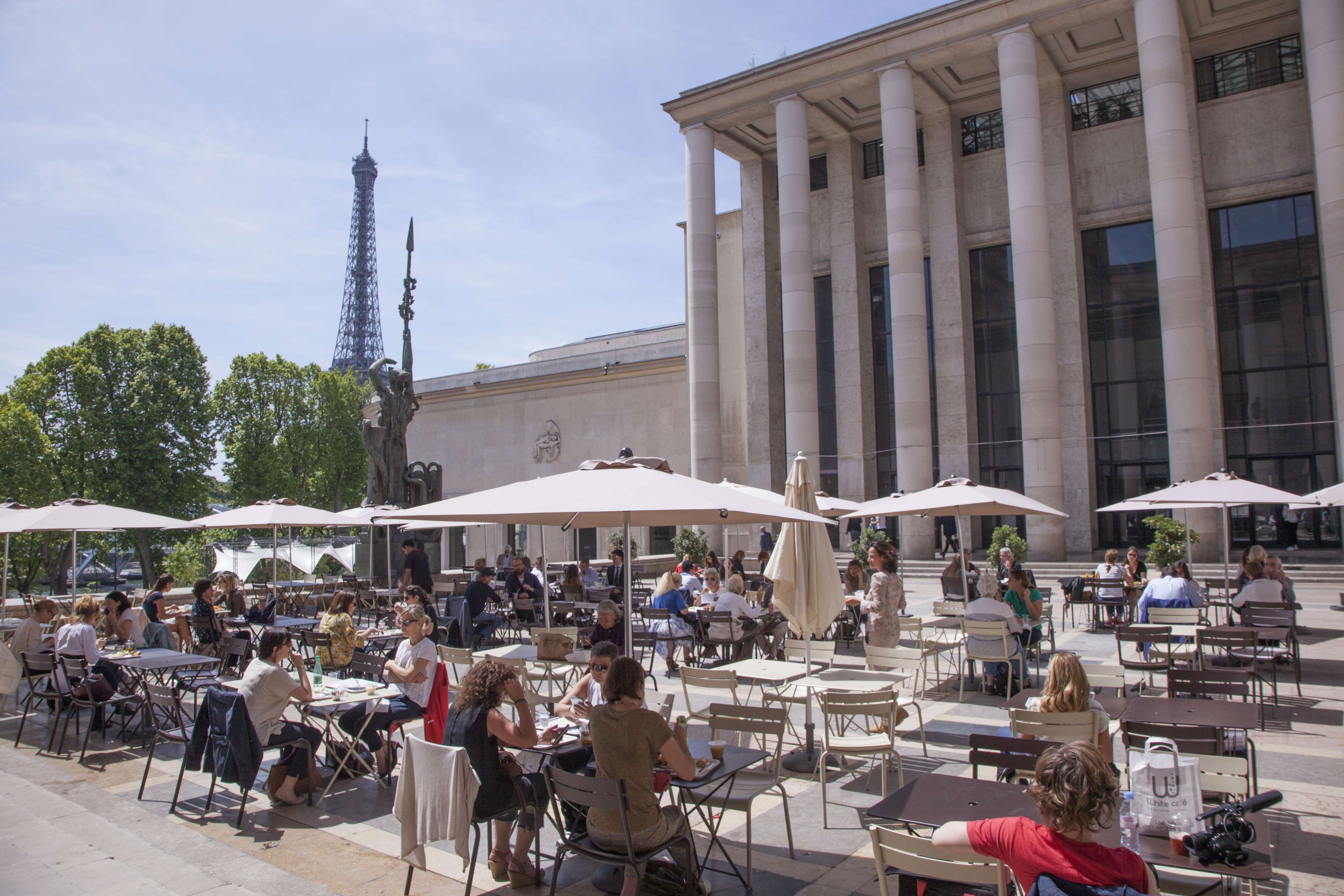 Terrasse animée ensoleillée Palais de Tokyo quartier chaillot paris