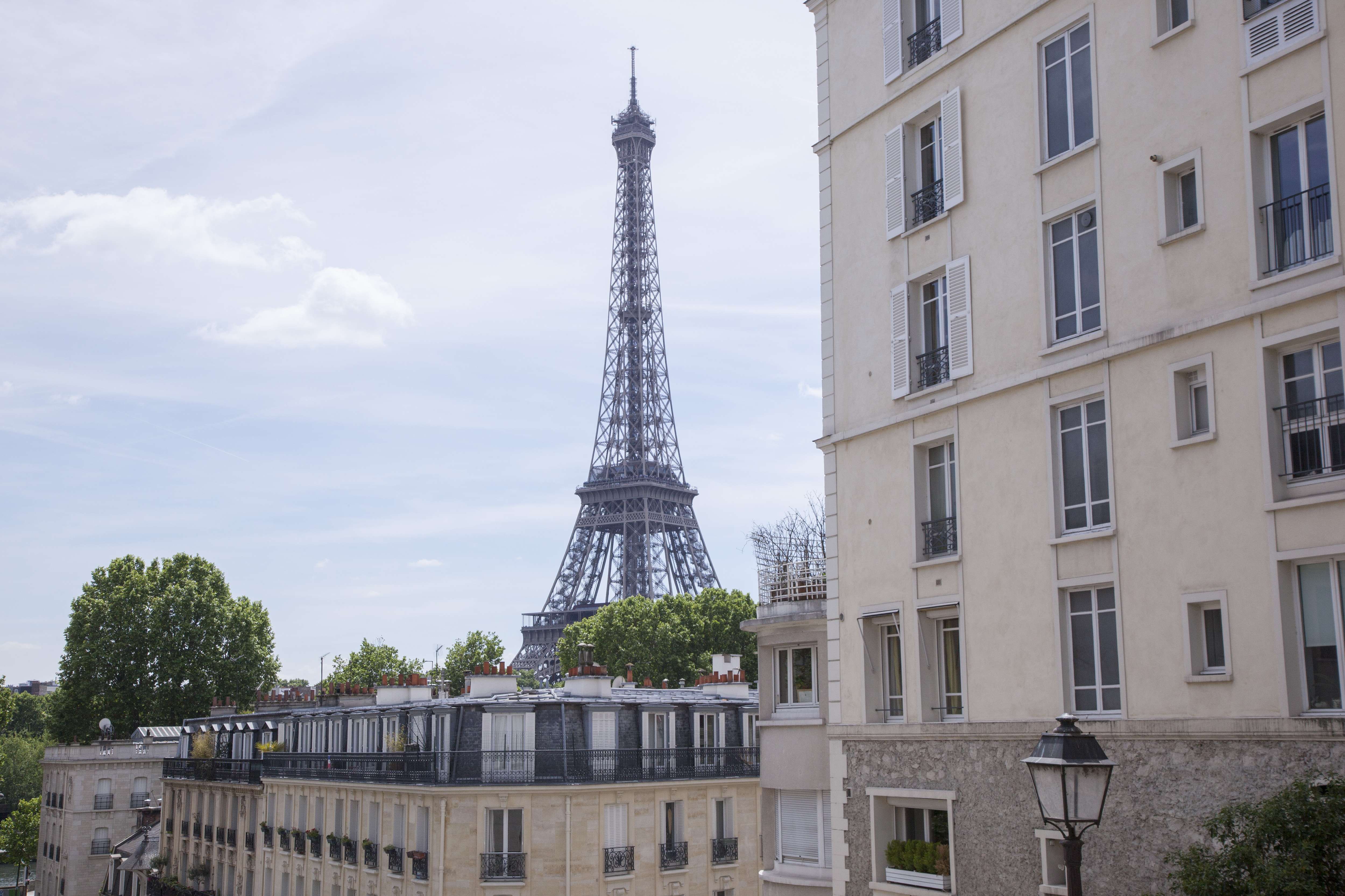 Tour eiffel au dessus des toits quartier de chaillot paris