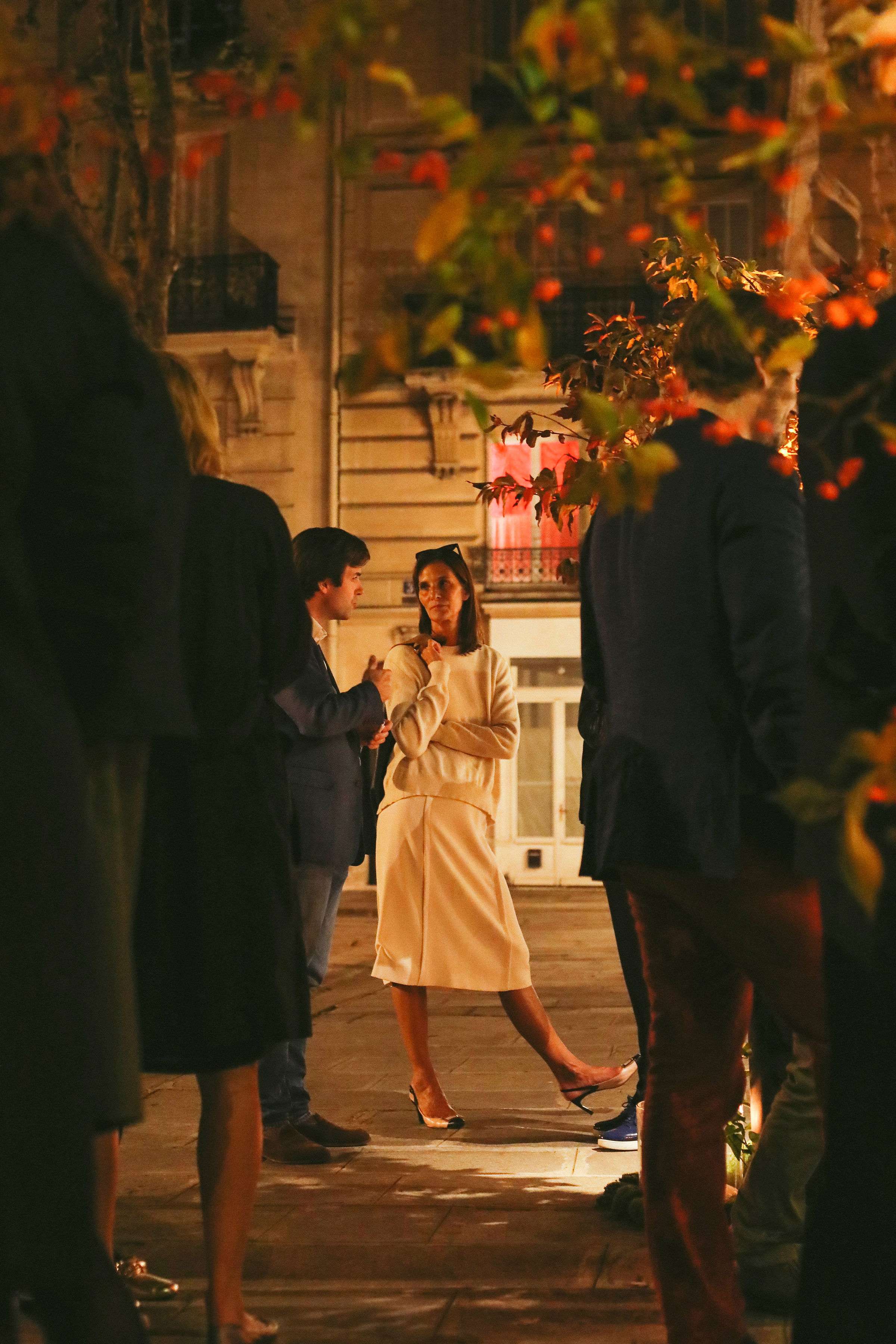 Portrait en pieds de femme de nuit 