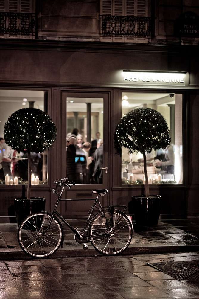 Vélo de nuit sur la place saint sulpice avec arbre éclairés