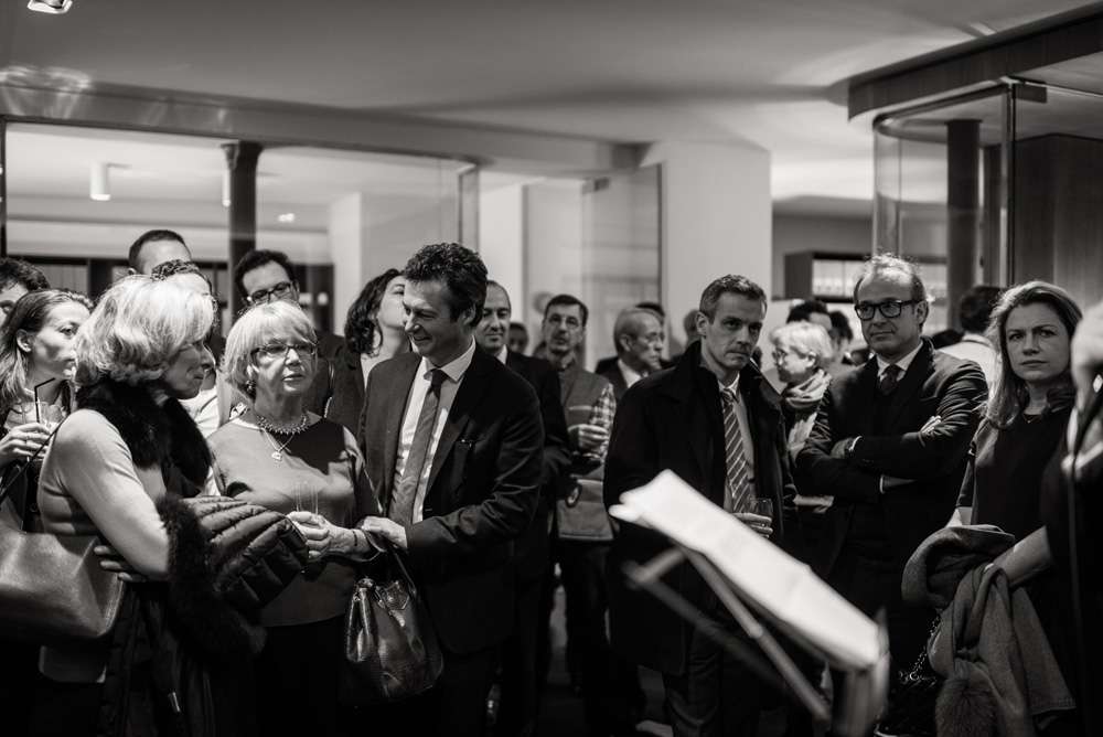 Assemblée de personnes en intérieur photo noir et blanc