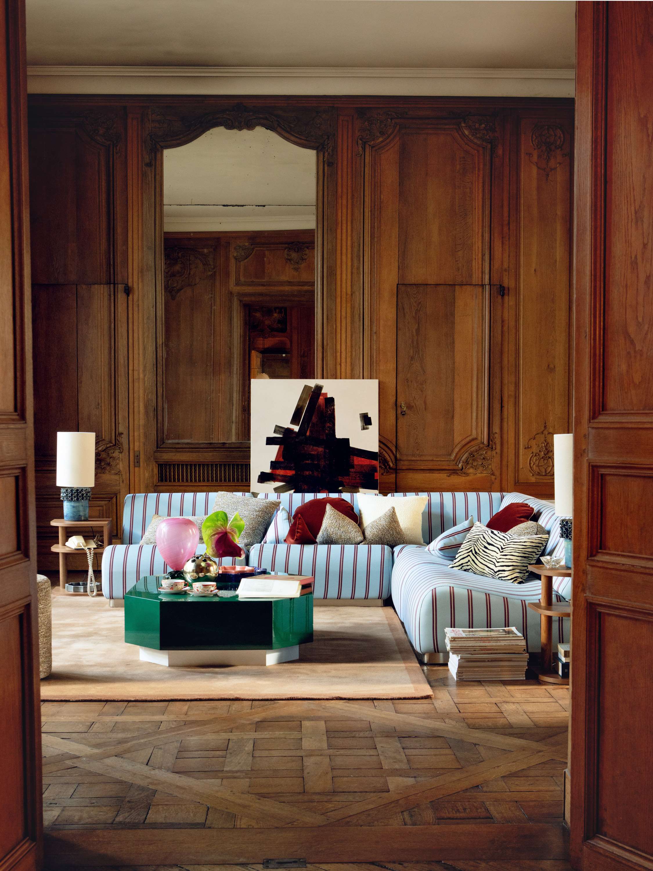 Salon avec boiserie murale et grande hauteur sous plafond avec une décoration signée par The Socialite Family hotel particulier paris 