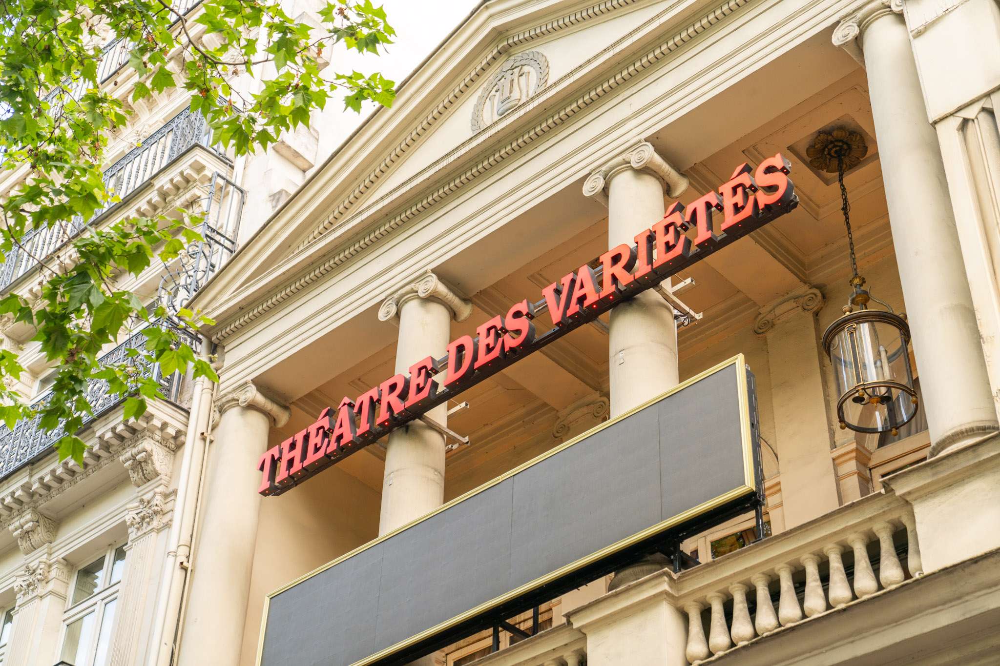 Théâtre des variétés paris lettres sur la façade