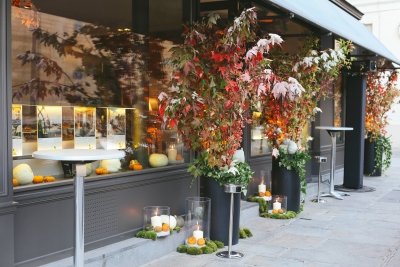 Décoration végétale avec mange debout devant vitrine agence immobilière varenne paris place saint sulpice