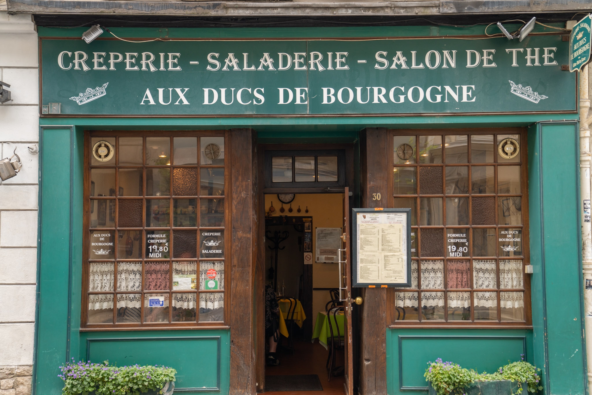 Crêperie aux Ducs de Bourgogne devanture Rue de Bourgogne Paris