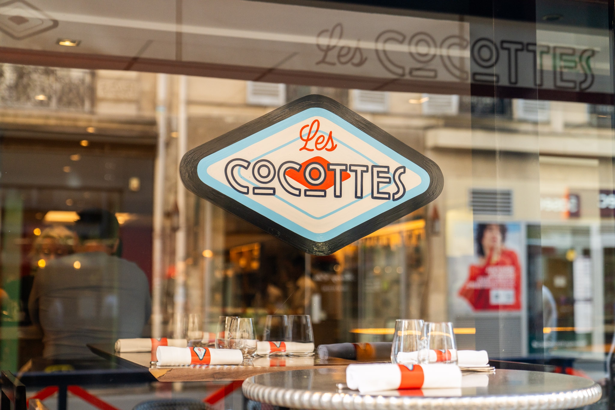 Devanture Brasserie parisienne avec logo les cocottes et serviettes de tables