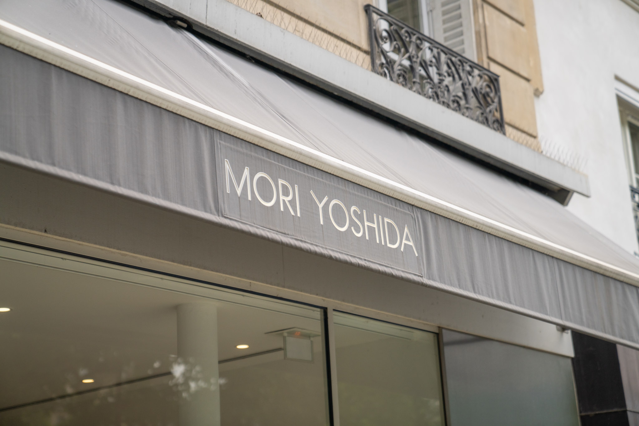 Store gris de la pâtisserie française MORI YOSHIDA quartier breteuil paris 