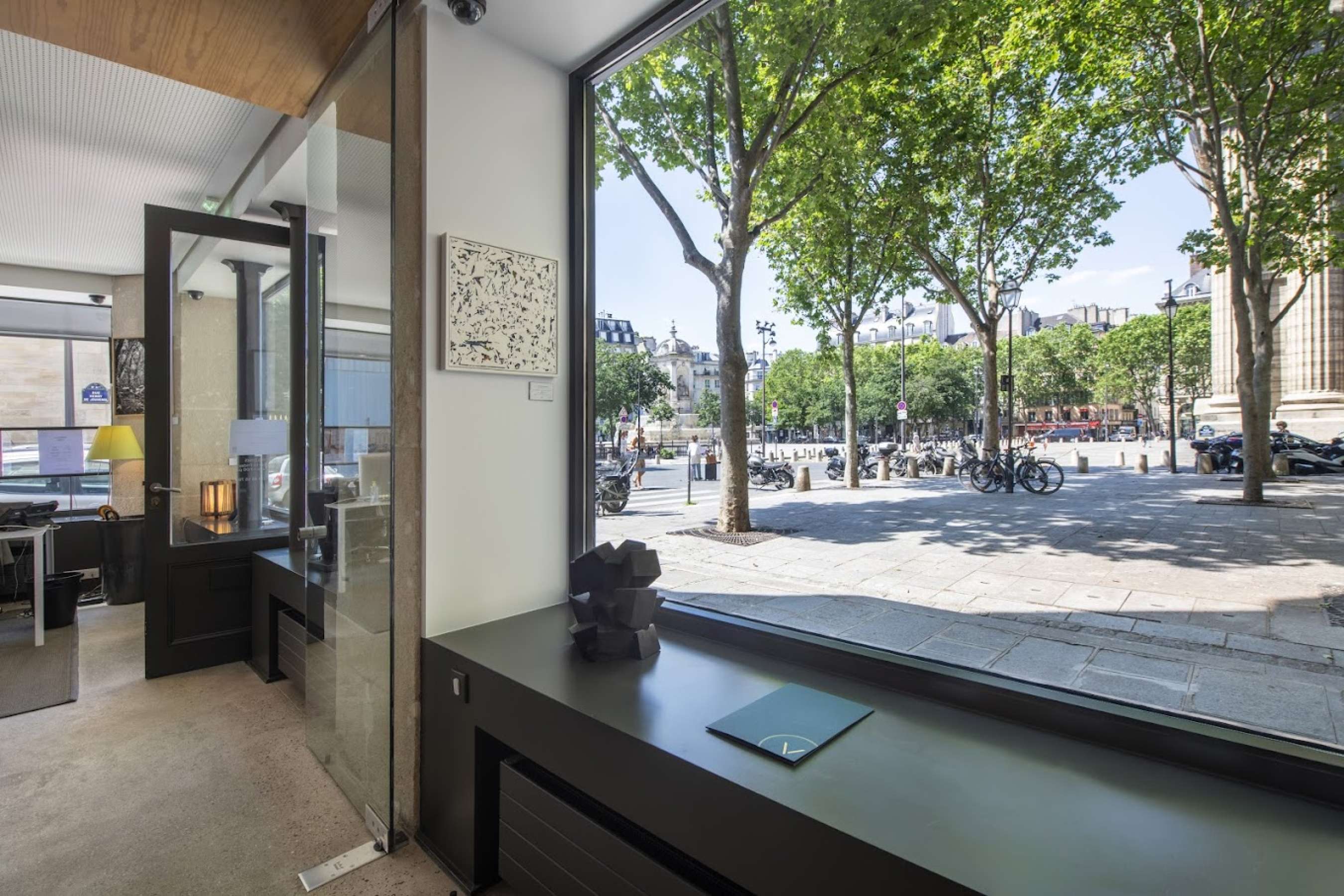 Bureau de l'agence immobilière Varenne avec vue sur la place Saint Sulpice à paris