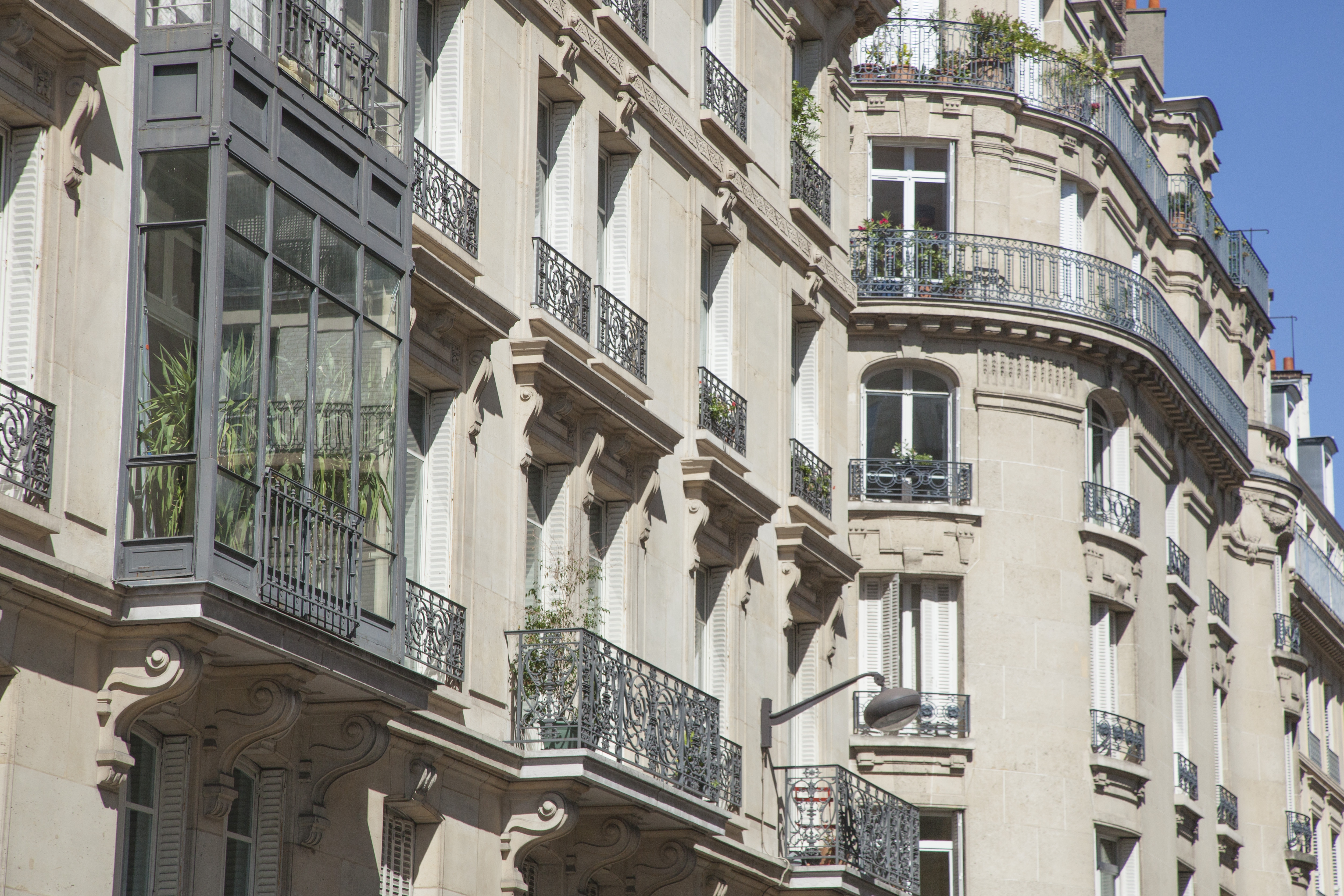 Facade immeuble haussmanien paris