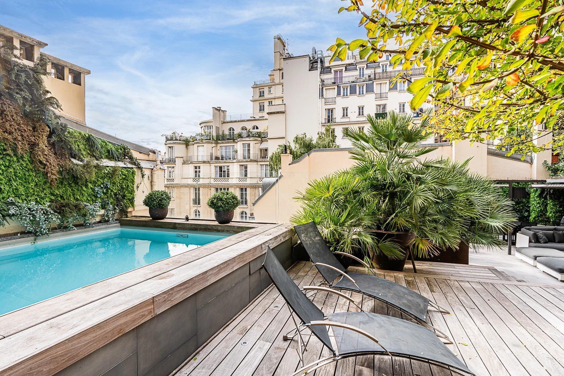 Photo Rooftop parisien piscine et terrasse végétale en teck