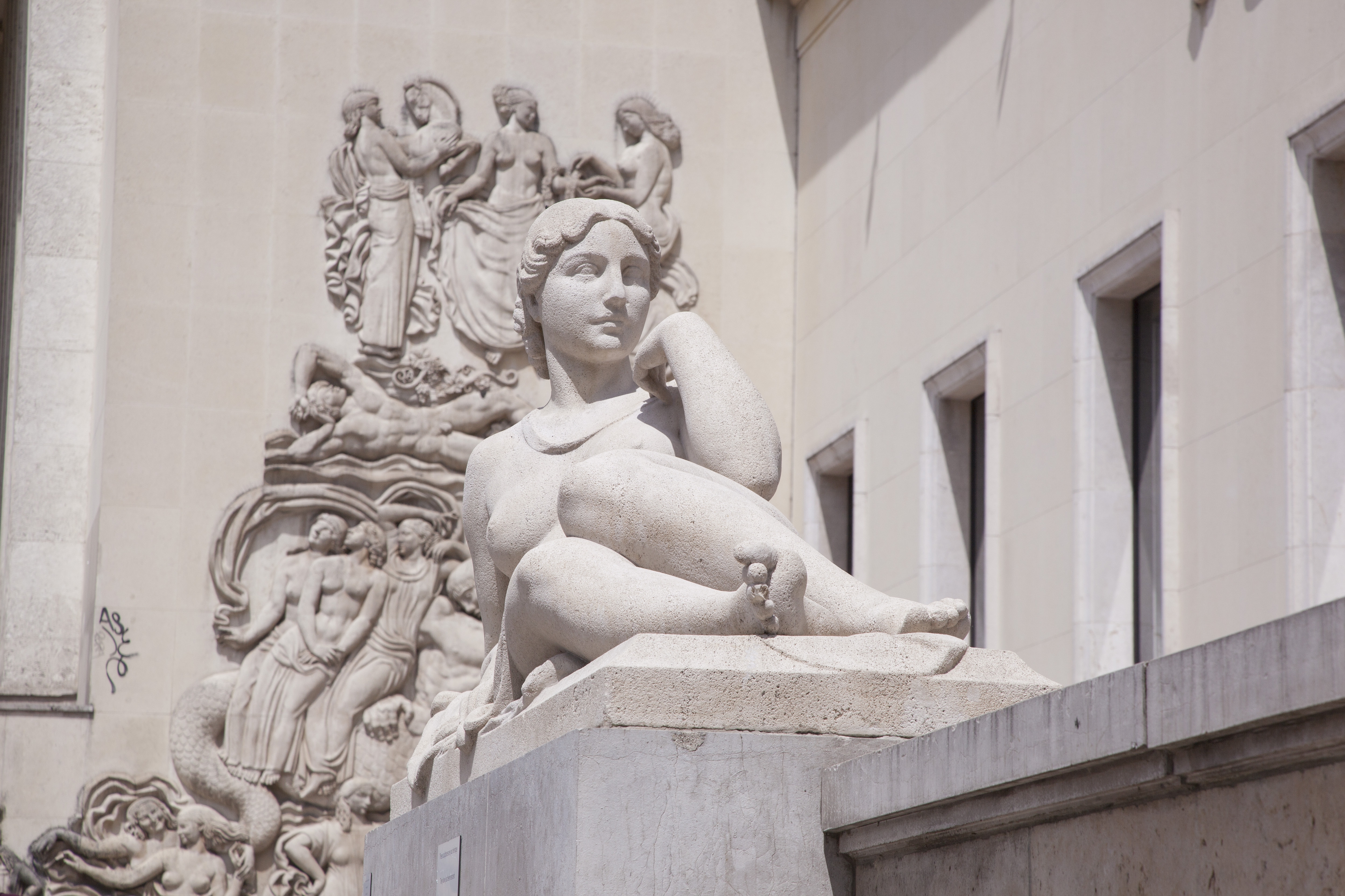Sculpture femme nue en pierre sur esplanade trocadero paris 