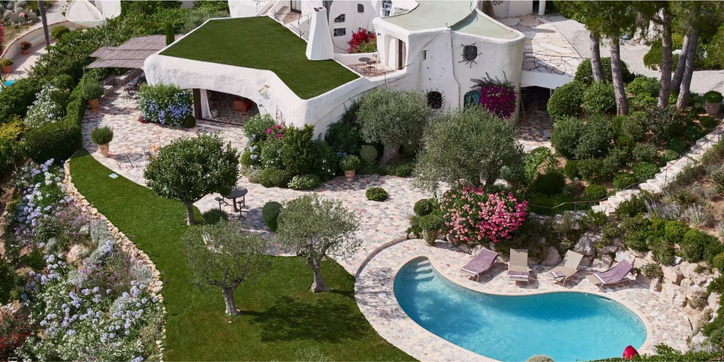 Vue aérienne maison blanche piscine toit végétalisé
