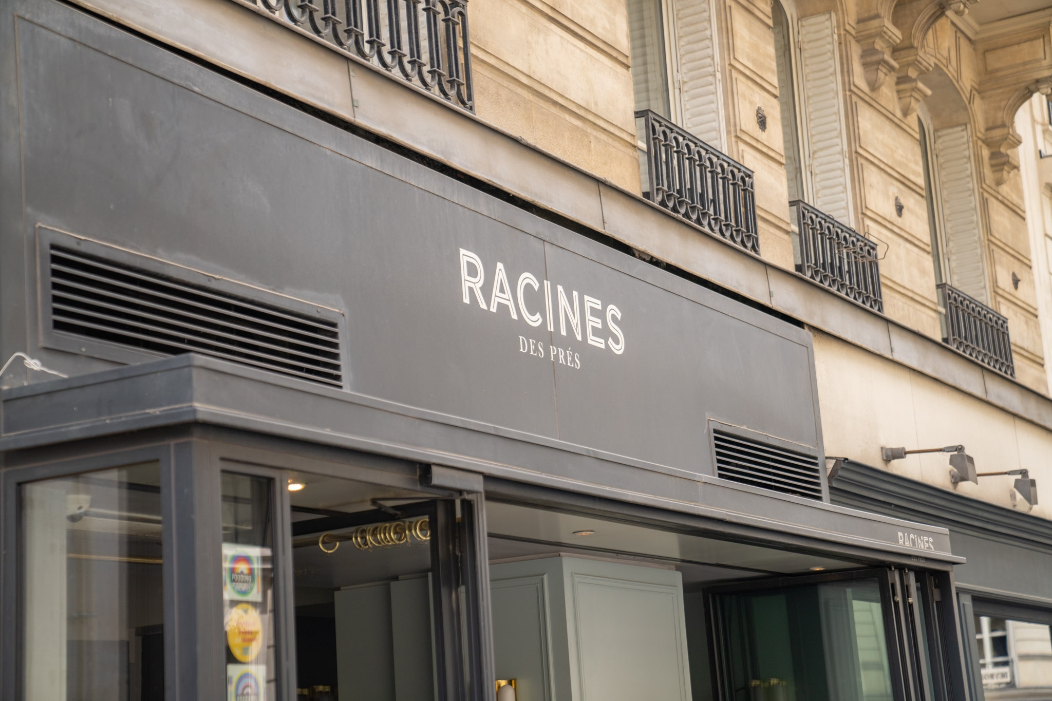 Racines des prés logo façade restaurant paris