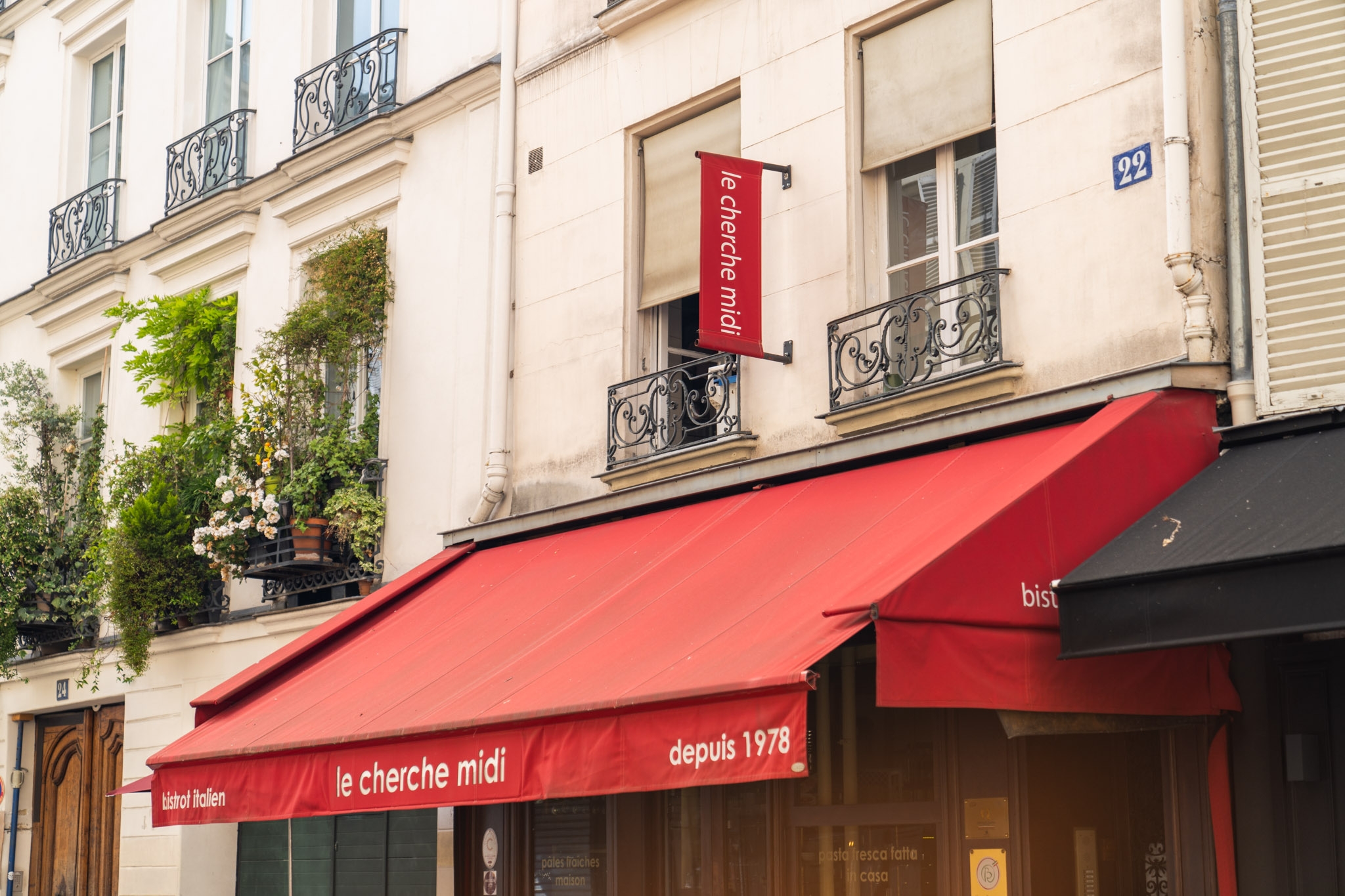 Store rouge exterieur restaurant italien rue du cherche midi à paris 