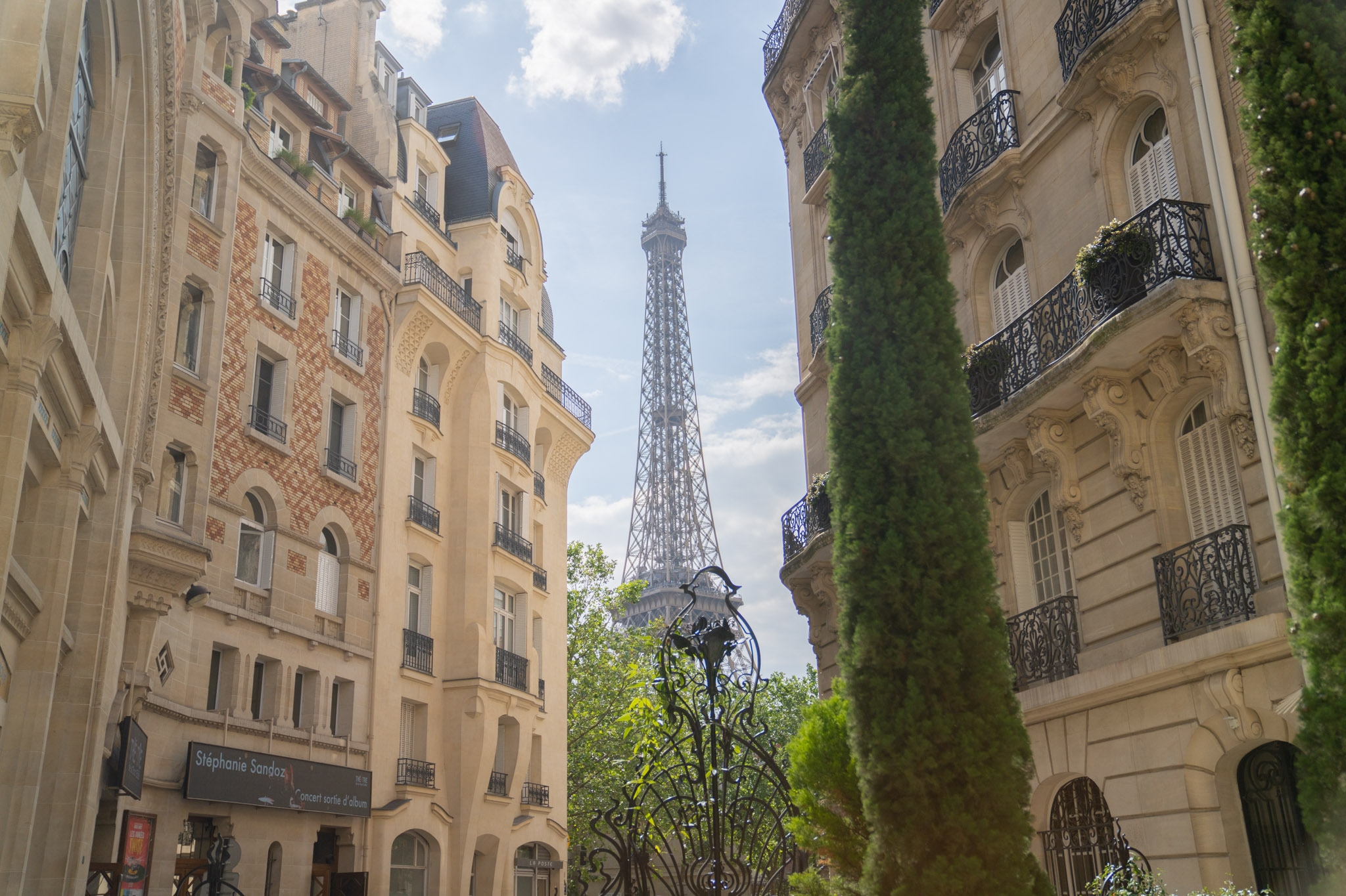 Vue sur la tour Eiffel avec immeuble haussmanien pour cadre 