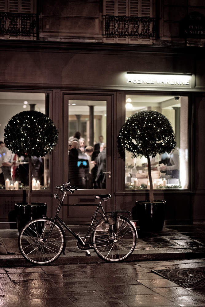 Vélo de nuit sur la place saint sulpice avec arbre éclairés