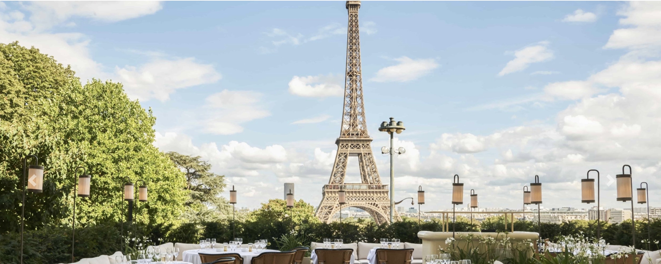 Terrasse avec tables et couverts restaurant girafe paris vue tour eiffel