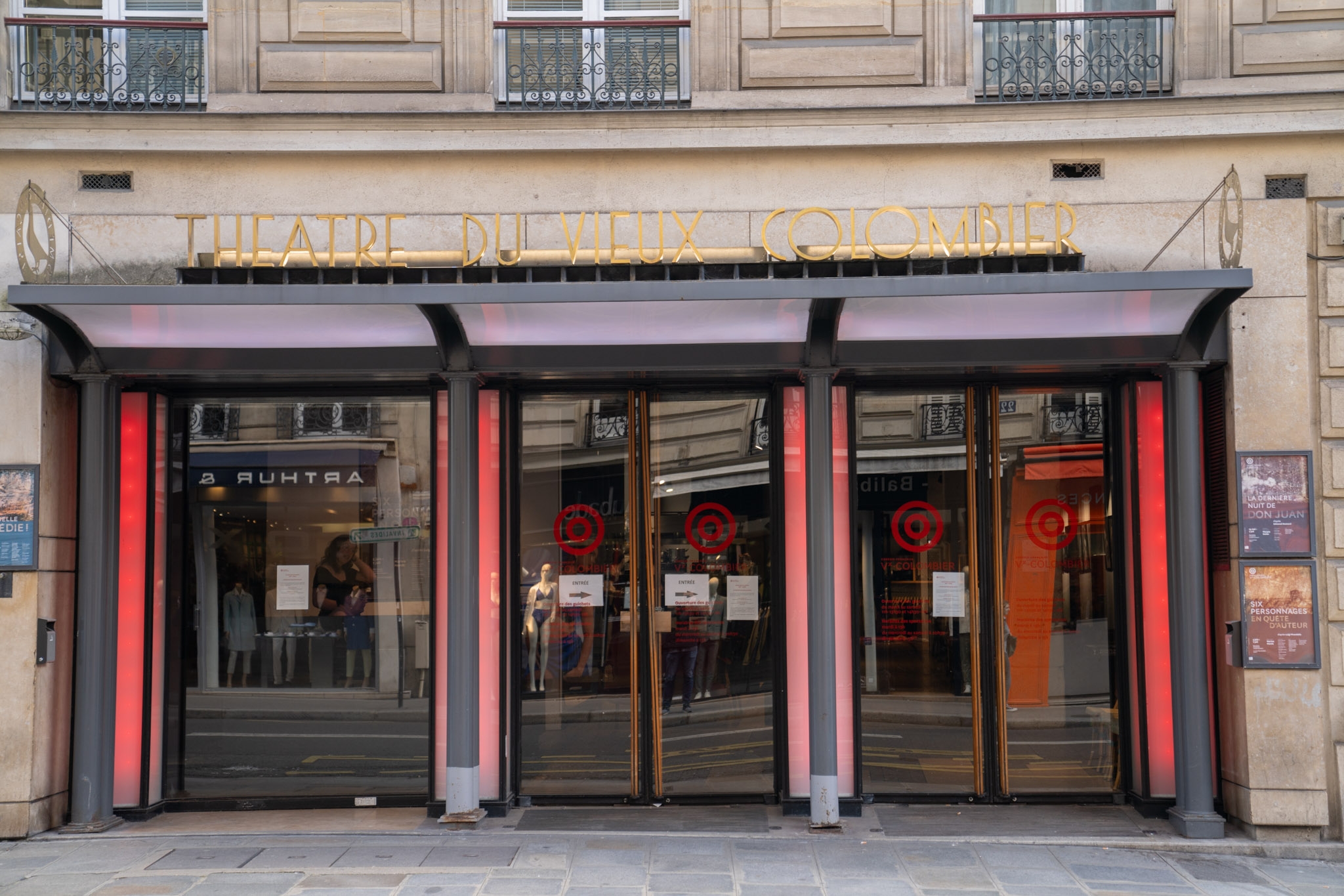 Devanture portes vitrées du Théâtre du Vieux Colombier à Paris